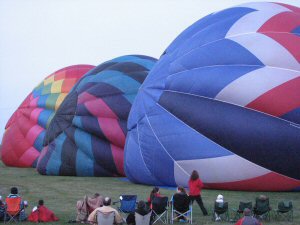 Larry Seller's balloon L'escalter, April Turner's balloon Aurora Australis and Steve Turner's balloon Blue Skies